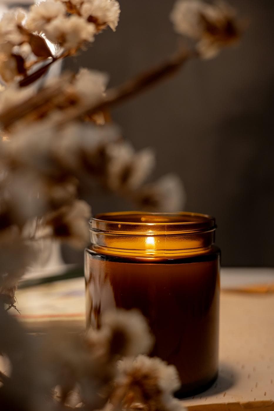 Bougie allumée dans un pot en verre ambré