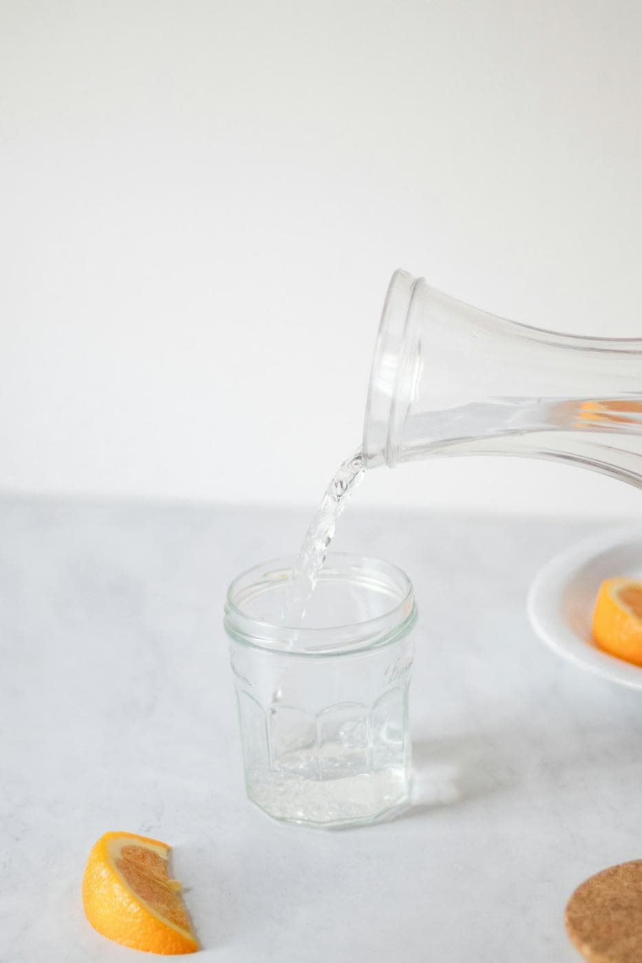 Carafe en verre versant de l’eau dans un verre