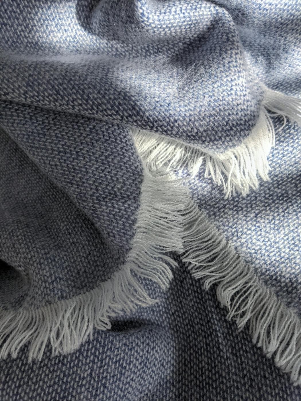 Plaid en laine tissée à franges courtes