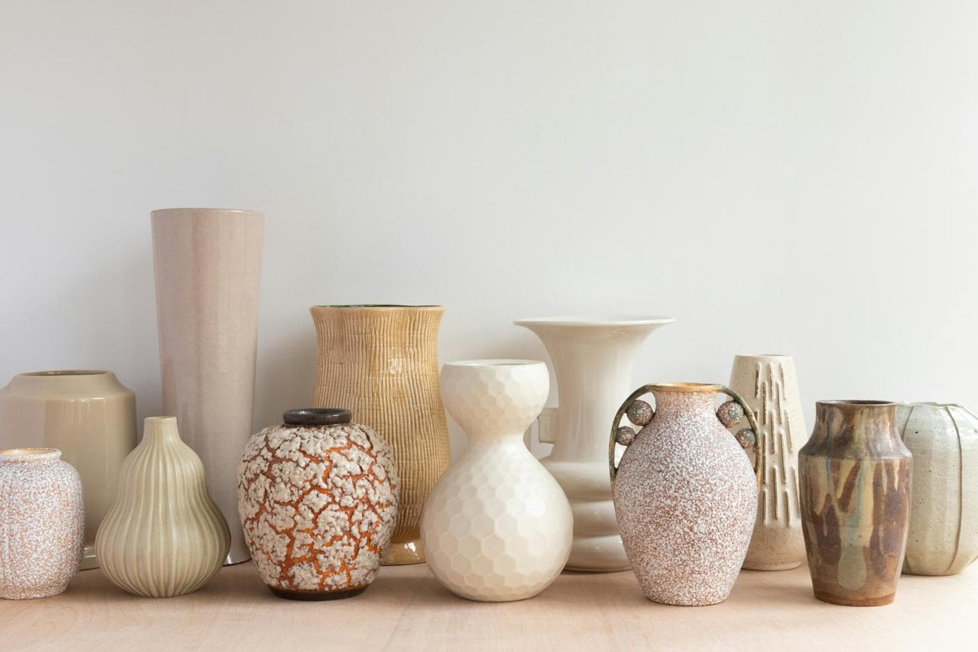 Vases en céramique alignés