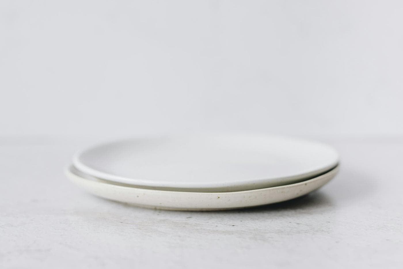 Assiettes blanches empilées