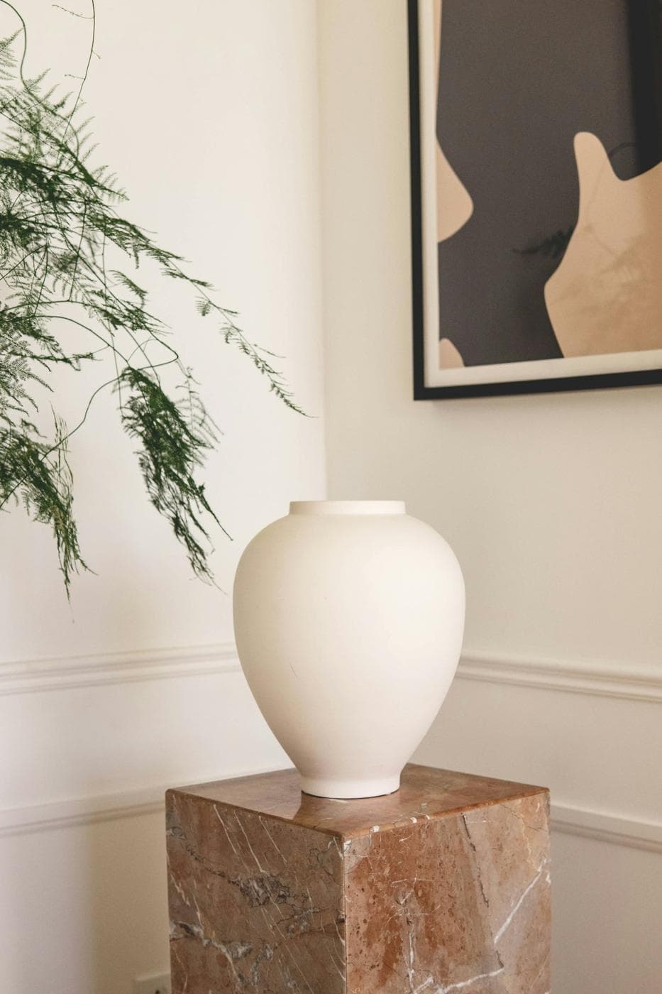 Vase blanc en céramique mate sur un socle