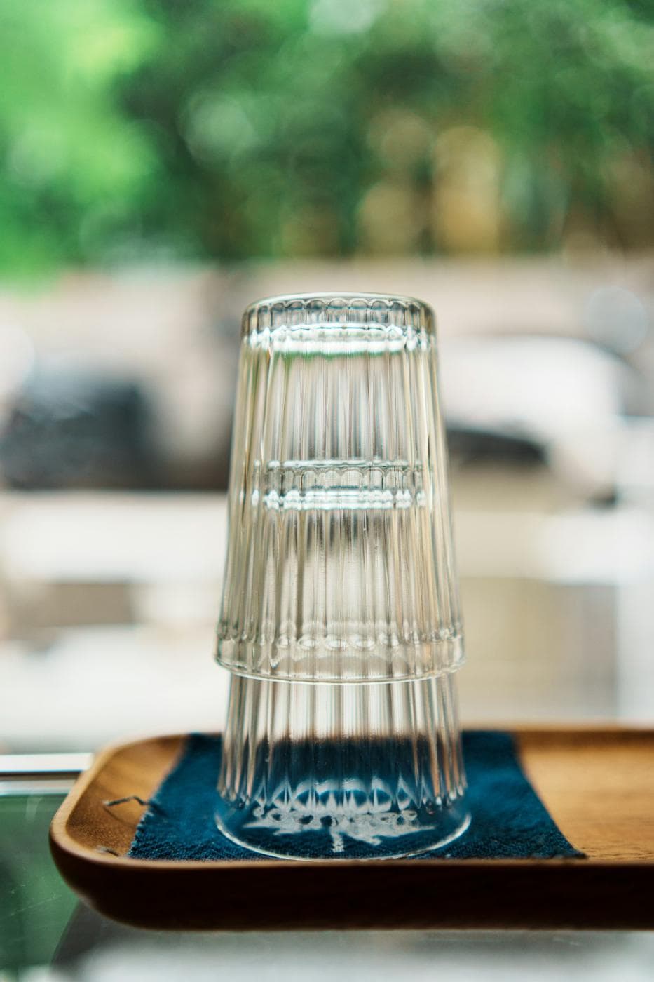 Verres striés empilés sur un plateau